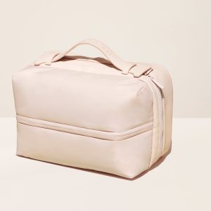puffy toiletry bag handle 1440x1952 1.jpg